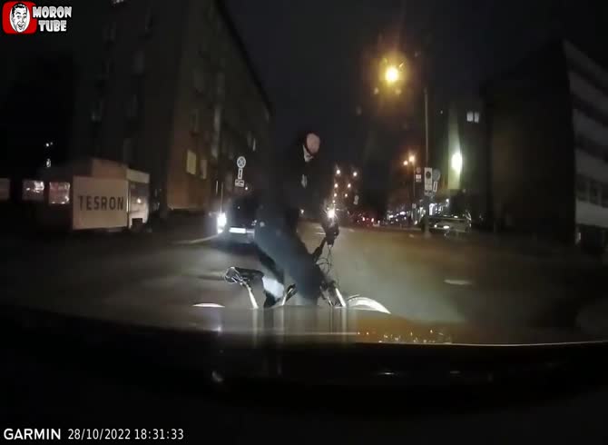 Video :A bike should never be brought to a vehicle conflict!